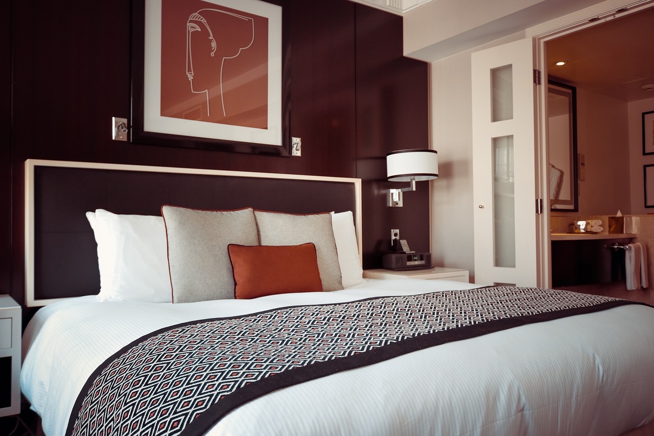 hotel room, bed, pillows-1447201.jpg